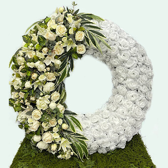 Корзина из искусственных цветов